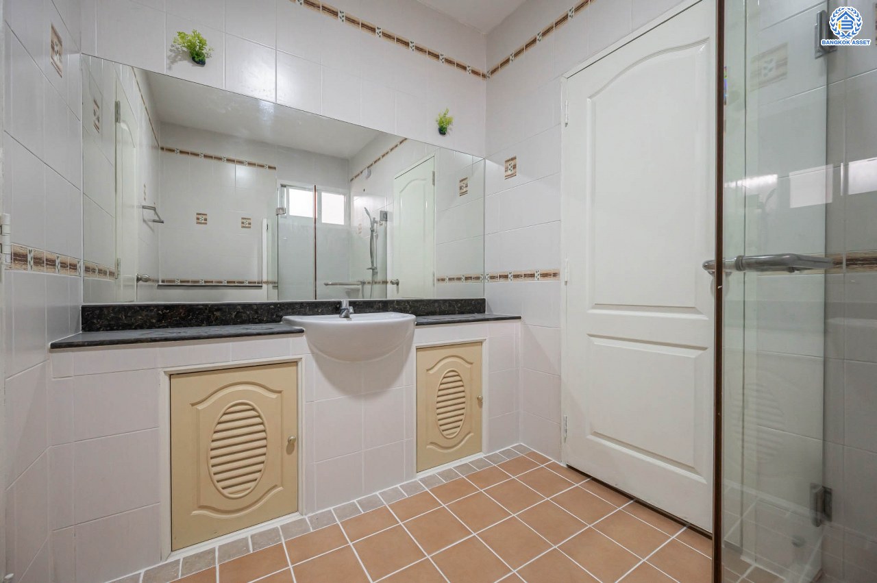 บ้านเดี่ยวมือสอง โครงการ เดอะวอเตอร์เฮ้าส์ กาญจนาฯ-บางบอน รองรับทุกความสุข เนื้อที่ 117.1 ตร.ว. ฟังก์ชัน 5 ห้องนอน 4 ห้องน้ำ 1 ห้องอเนกประสงค์ 1 ห้องแม่บ้าน จอดรถได้ 1 คัน บนทำเลใกล้รถไฟฟ้าสายสีน้ำเงิน "สถานีหลัก2" และจุดขึ้นทางด่วน "พระราม2" และ The Mall บางแค